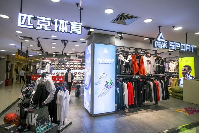 匹克降薪风波背后，寒冬下运动鞋市场格局

发薪前四天口头通知、最高降薪50%、拒