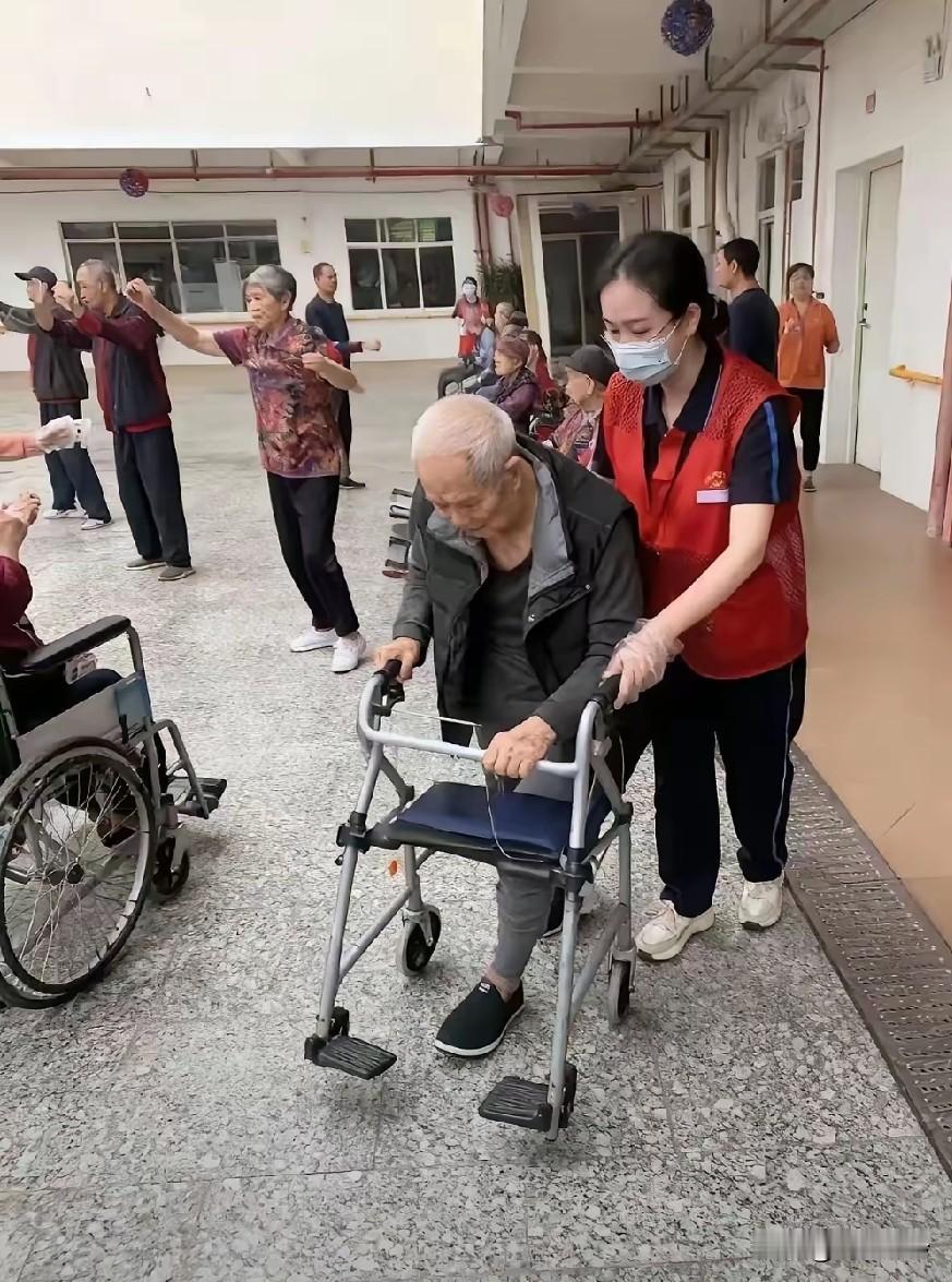 72岁老人陈桂兰，在养老院被护工打了6个巴掌，老人颤颤巍巍摸出手机打给30年前的