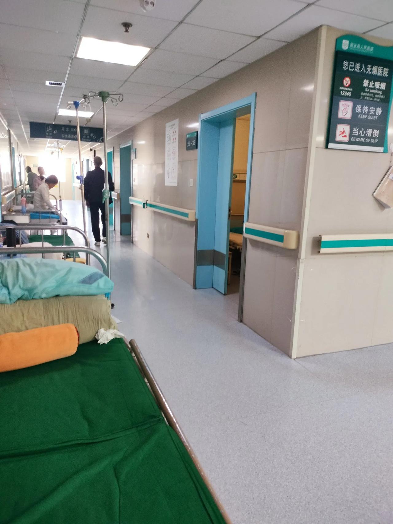 越来越讨厌这个地方了，以前不常来，自从父亲生病后，进医院都熟练得让人心疼。唉，什