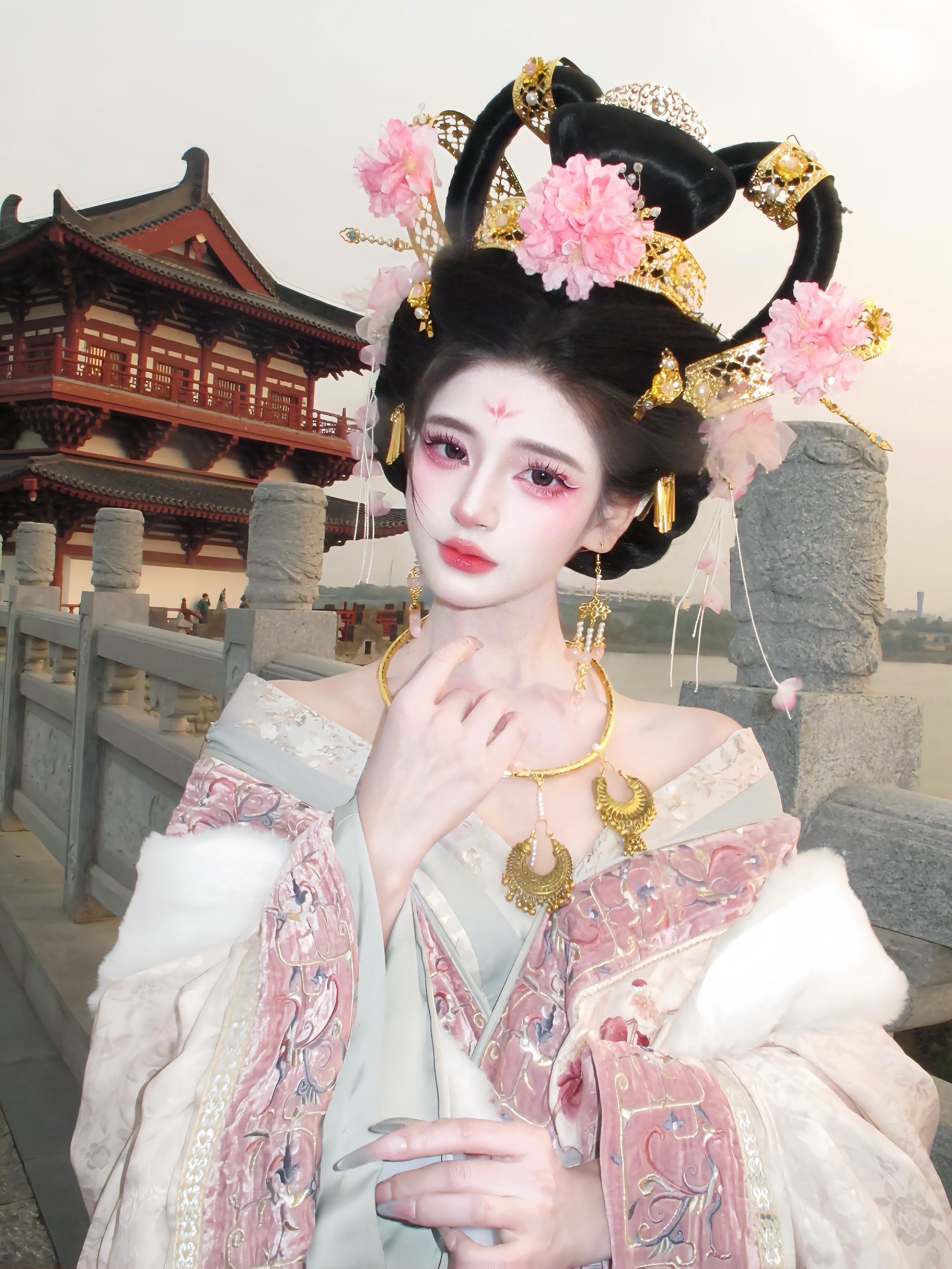 金风玉露一相逢，便胜却人间无数。