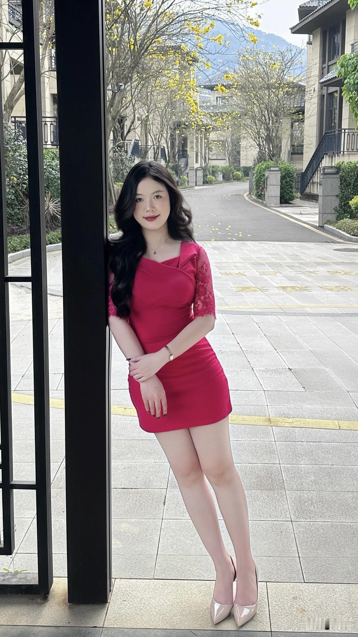 有哪些令人眼前一亮的裙装穿搭优雅红裙，甜美笑容，公园长椅上的迷人瞬间🌸👗👠