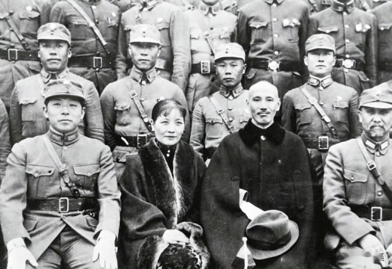1936年，蒋介石在洛阳寿庆期间，和张学良、阎锡山、宋美龄等合影。实际上，蒋介石