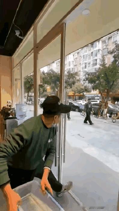 这小伙自演自导，制造了一种繁荣的假象，自我娱乐，很有意思！不过细想想，这不属于自