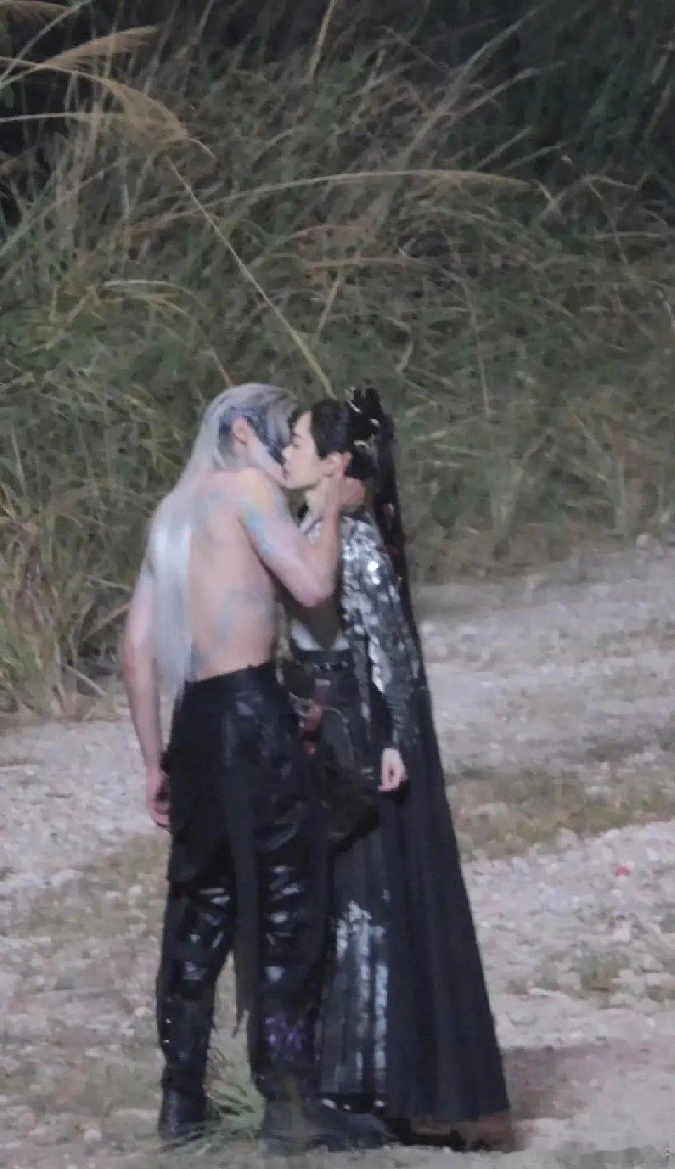 丞磊这照片得鲨疯了吧[允悲][允悲][允悲]太有小说感了呢 ​​​