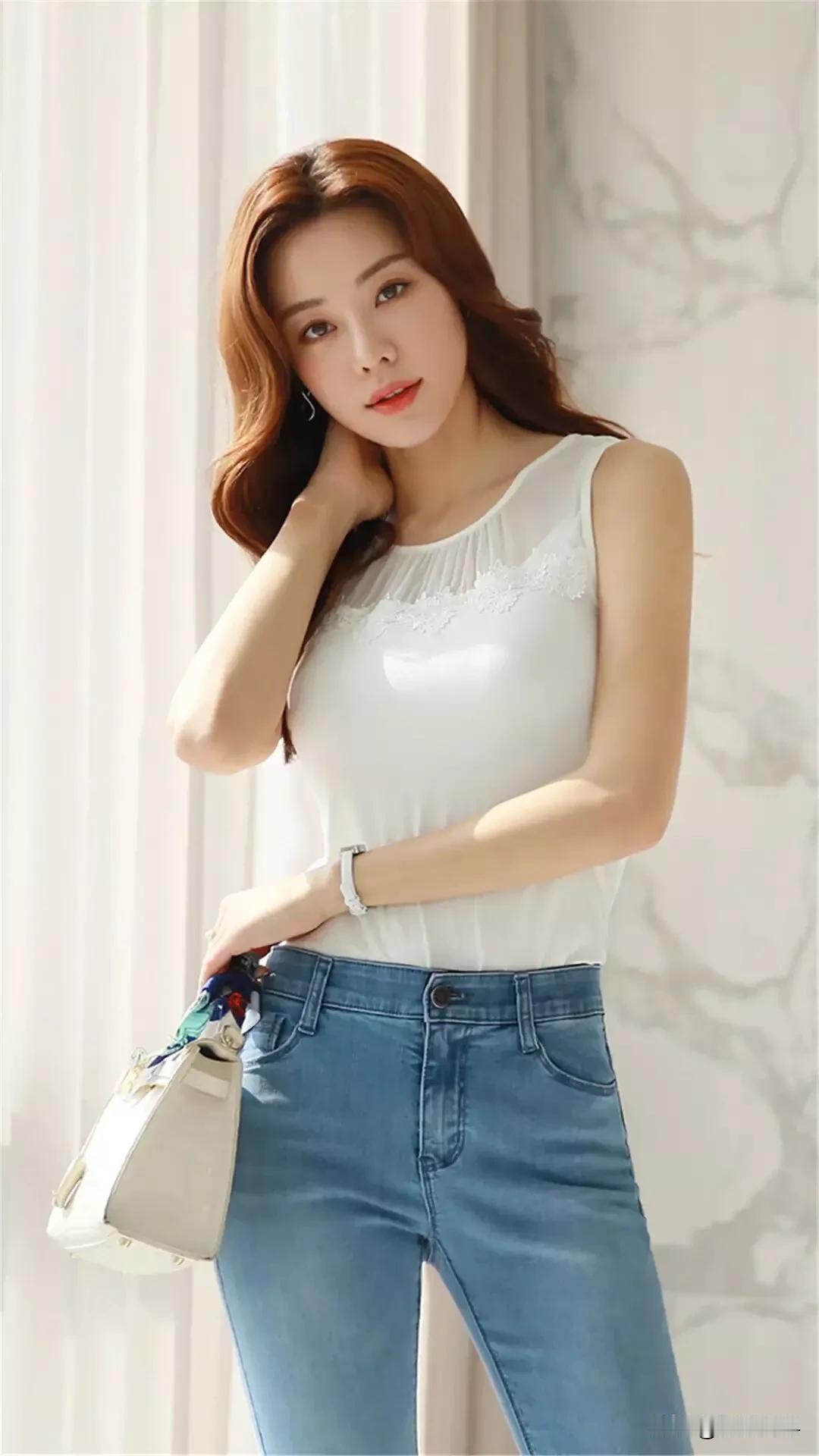 白衬衫配牛仔裤，简直是清新挂穿搭的yyds！就像校园剧里的初恋标配，温柔甜美感直