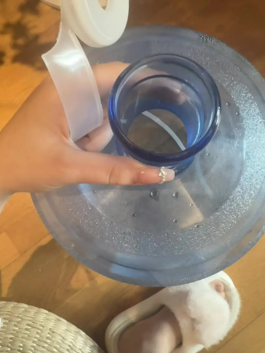 救命！我这个管子掉进去了，我以为我手能伸进去捞出来，然后我把这个桶盖子...