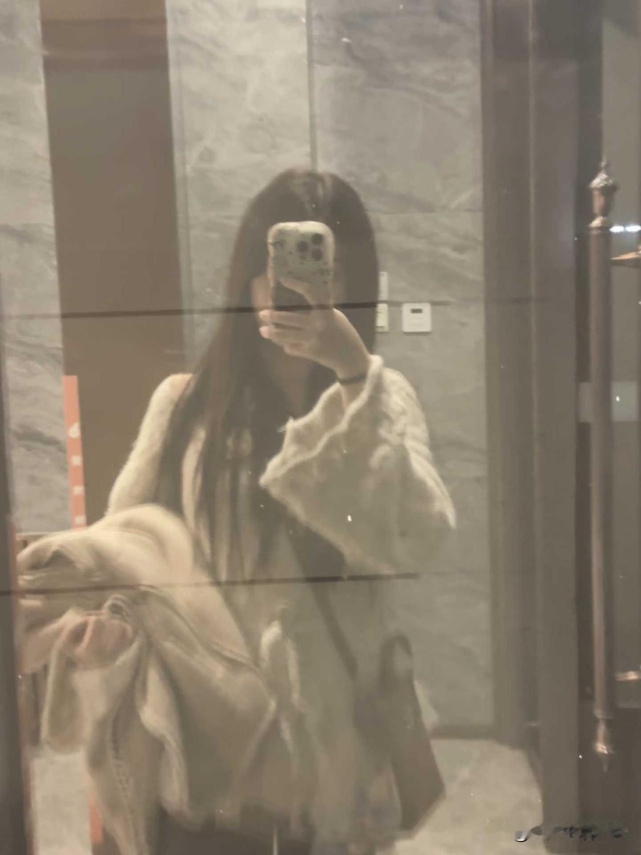 终于回到家，浑身就跟散架似的。今天这一趟折腾得够呛，光是在车站排队取票、安检，就