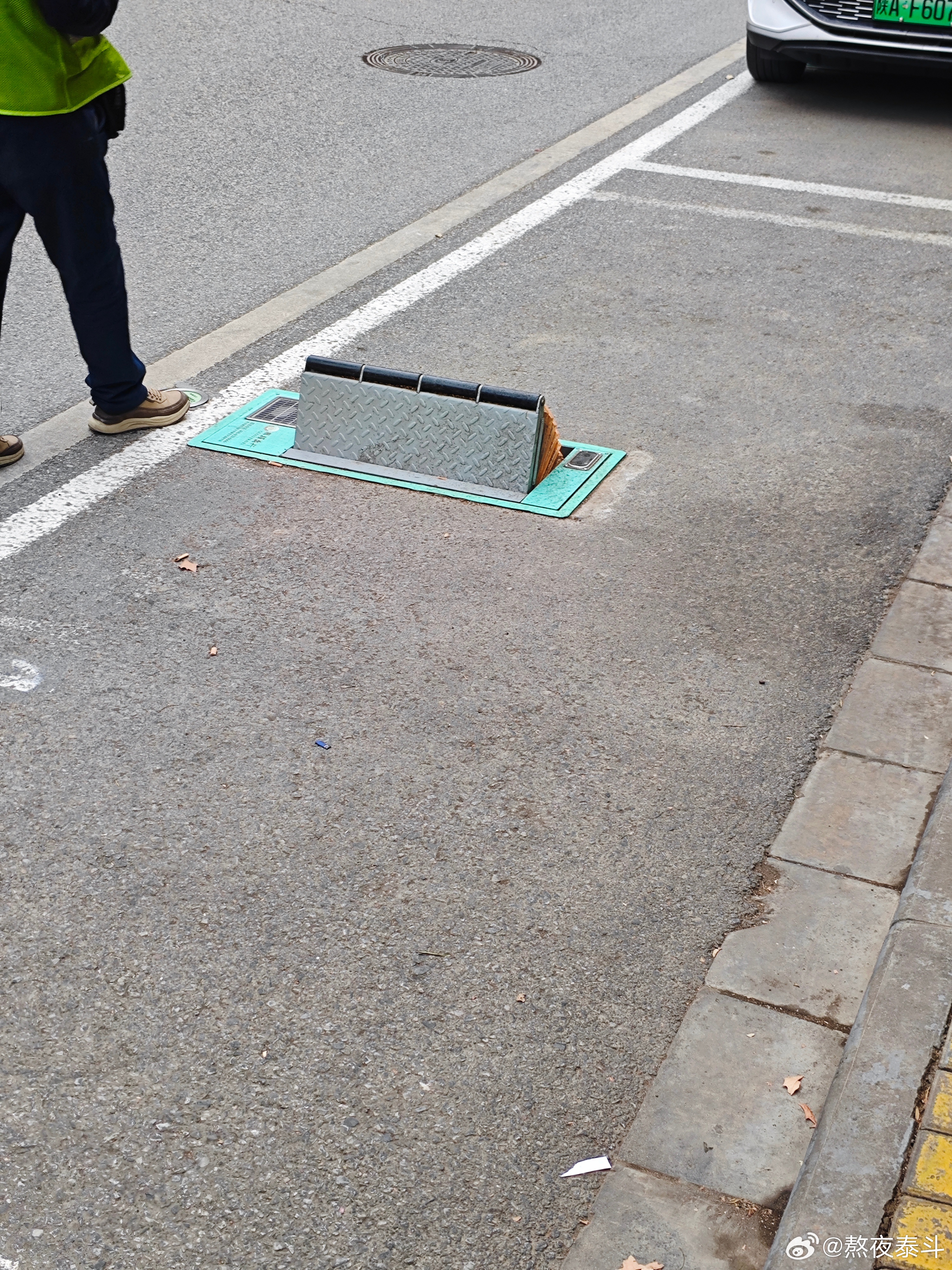 发现一个停车位挡板没有下降，这是哪个高底盘的越野车跑了吗？ 西安