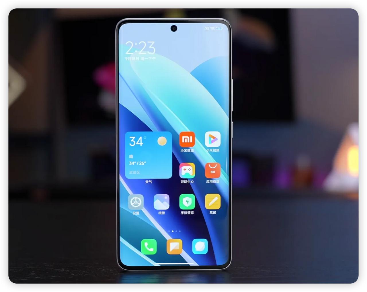 【千元机也开始卷颜值质感了】
红米发布了红米Note13Pro系列
把微曲屏带入
