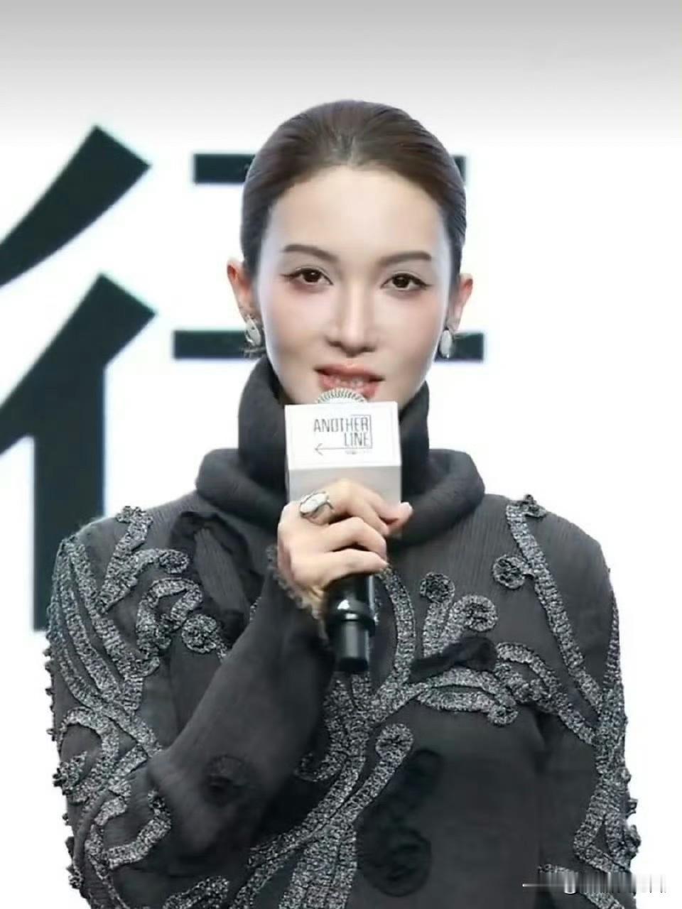 金晨男朋友谈的全是帅的
30几岁翻红事业迎来第二春
进军电影圈拍了《孤注一掷》票