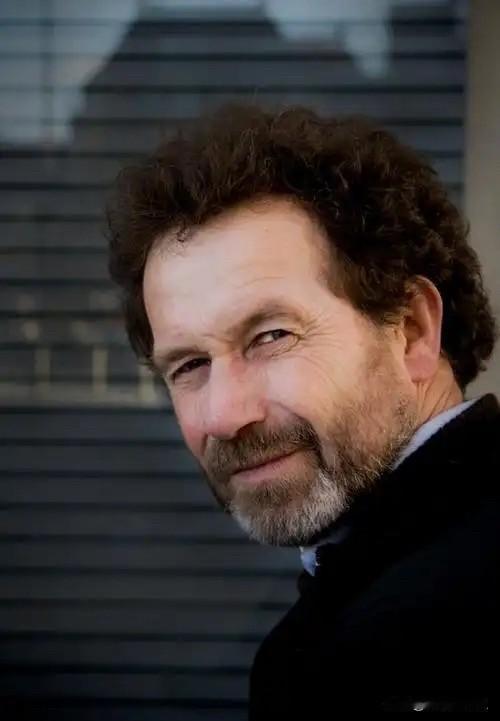 我早已经习惯了黑暗。我不记得曾经怕过黑，可是一定有过。现在它感觉起来很自然、很安