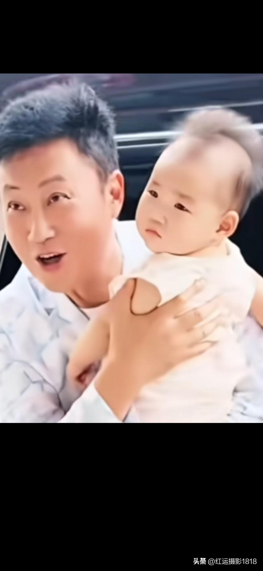 耿为华老师带着二宝和妻子来北海参观月饼制作过程，二宝下了车不哭不闹，这小头发都竖