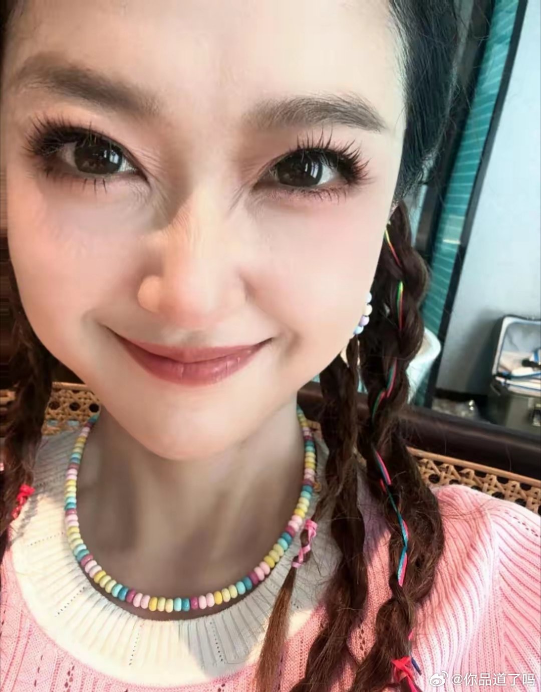主持人刘心悦分享美照，一身粉色穿搭扎双麻花辫，38岁仍似少女 ​​​