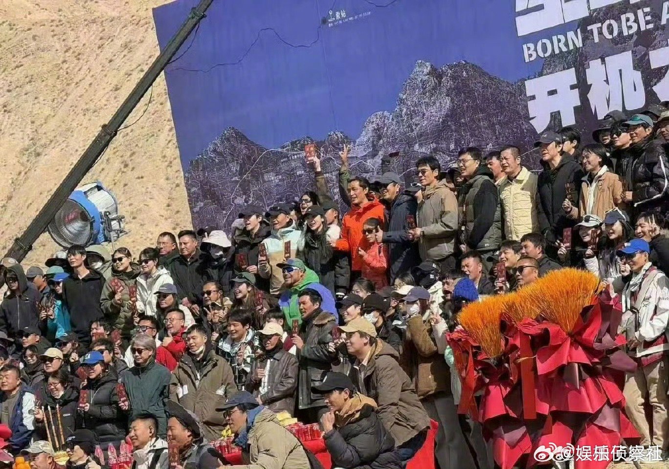 杨紫生命树开机照，人群中一眼看到了紫妹～[好喜欢] ​​​