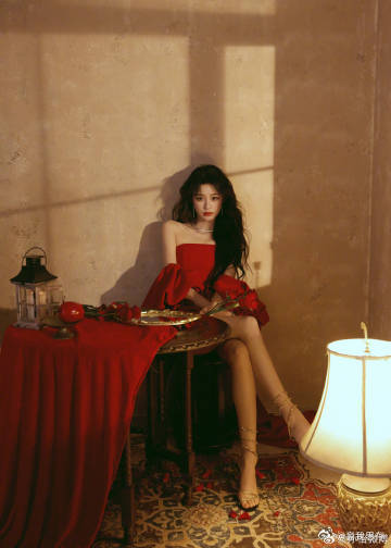 孙怡红裙完全明媚大美女 这肩颈线太优越了，孙怡穿红裙就是自信又舒展，明媚得让人挪