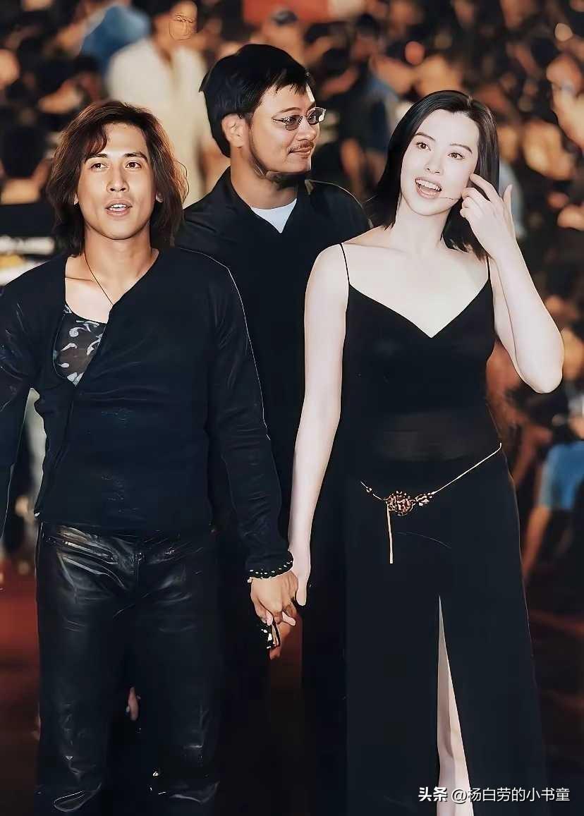 那一年这个男人颜值巅峰
这个男人叫齐秦
有没有比王力宏还帅
王杰和齐秦你更喜欢谁