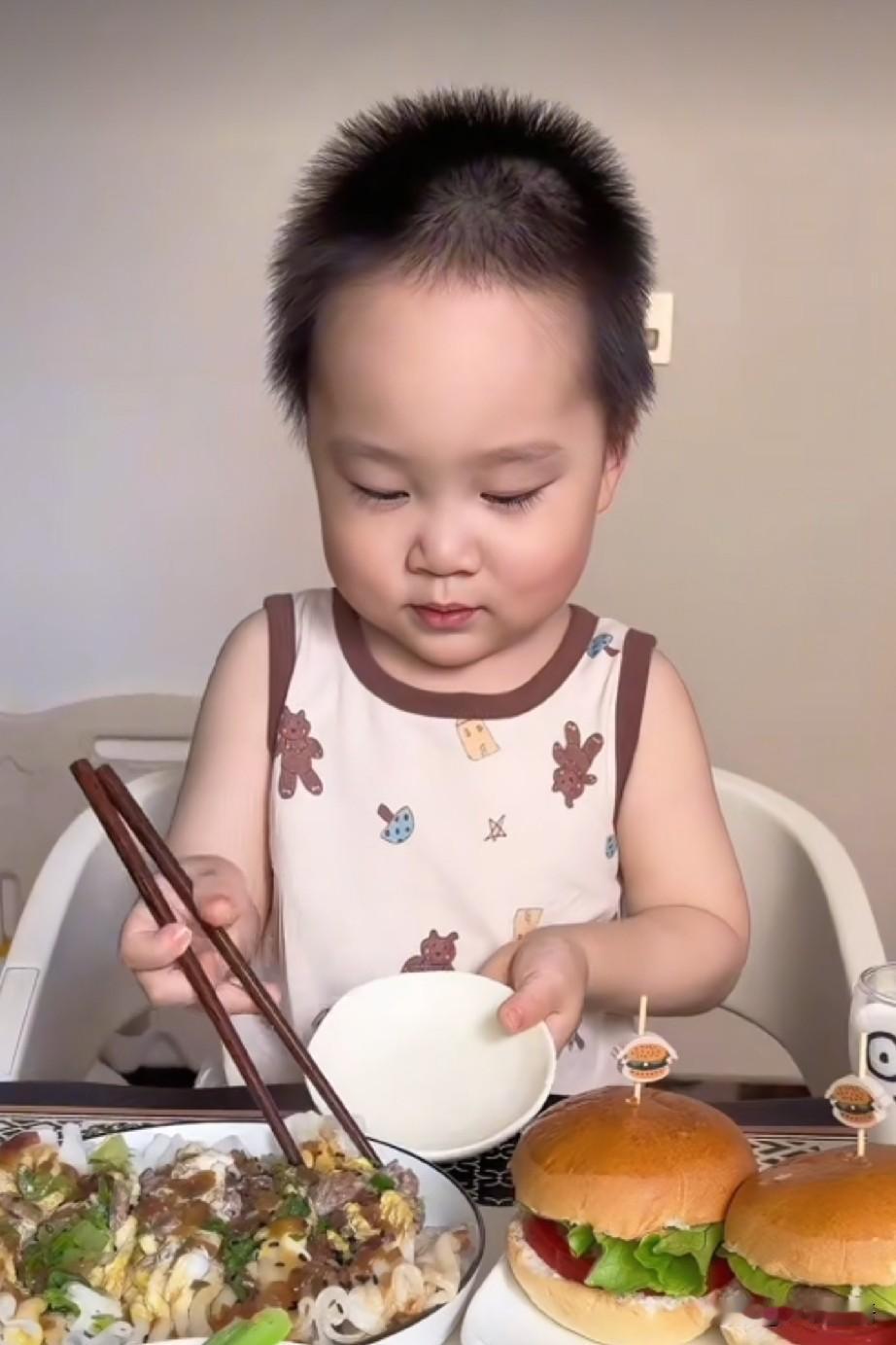 “米乐真的只有两岁多吗？”这个问题在网络上越来越多人关注。

米乐妈妈公开表示，