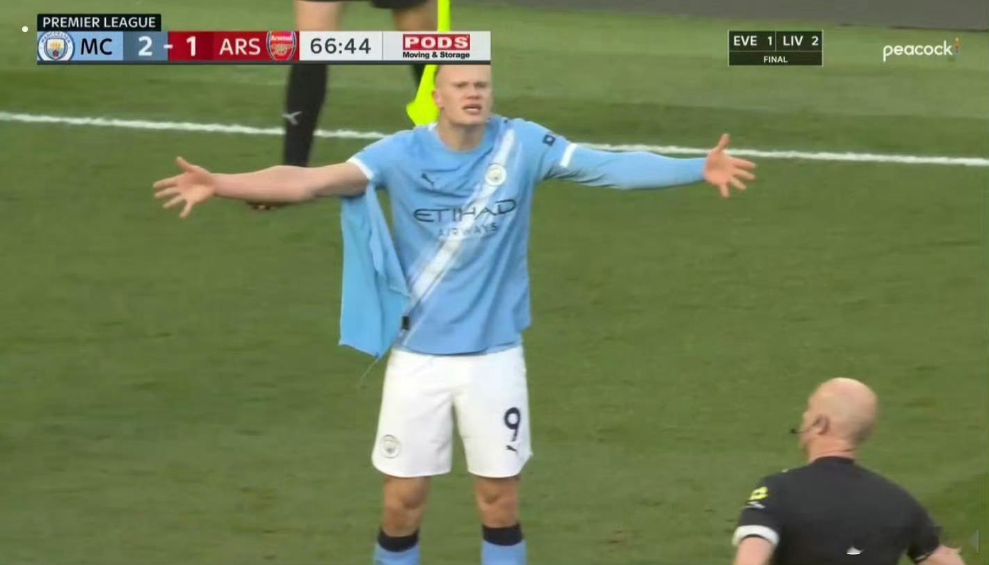 曼城vs阿森纳一张图看英超对抗强度和裁判尺度。哈兰德里面的打底衫被撕烂了。安东尼