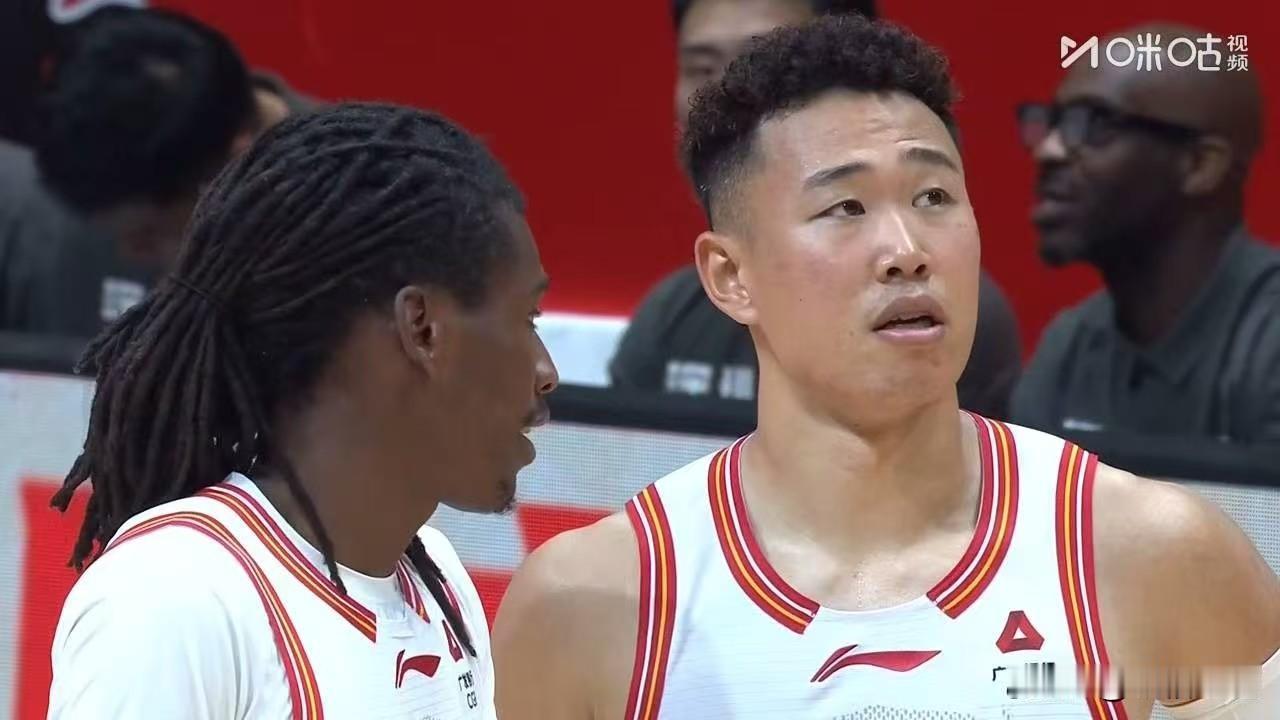 深圳“避雷针”贺希宁情商高，大家都在质疑顾全的执教能力，可他却在惨败夜为失败揽责