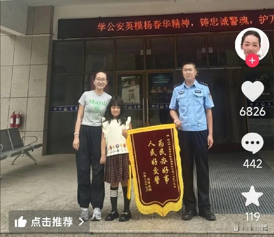太解气了！一对母女骑电动车过马路，一辆轿车经过她们的时候也不减速，把下水道里的污