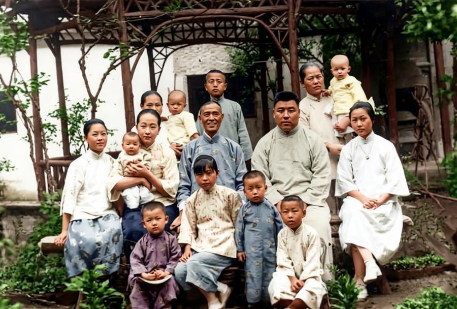1929年，严幼韵与父母兄弟全家福。
其祖父严信厚是“宁波帮”开路先锋，父亲严子