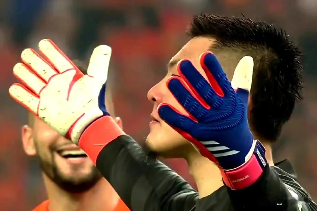 抬得越高，摔得越狠！不出意外，王大雷必将又会成为国足对阵日本的焦点人物之一，赛后