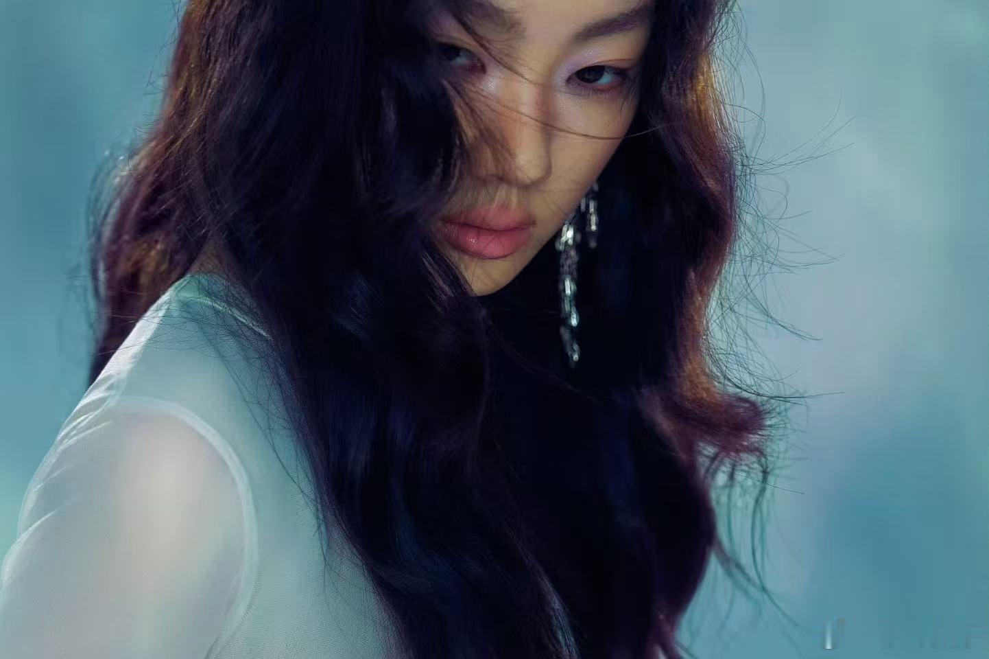单依纯橄榄树 神女吟唱单依纯巧用唱腔留白完善编曲，伴奏淡淡铺垫，人声作为舞台主体