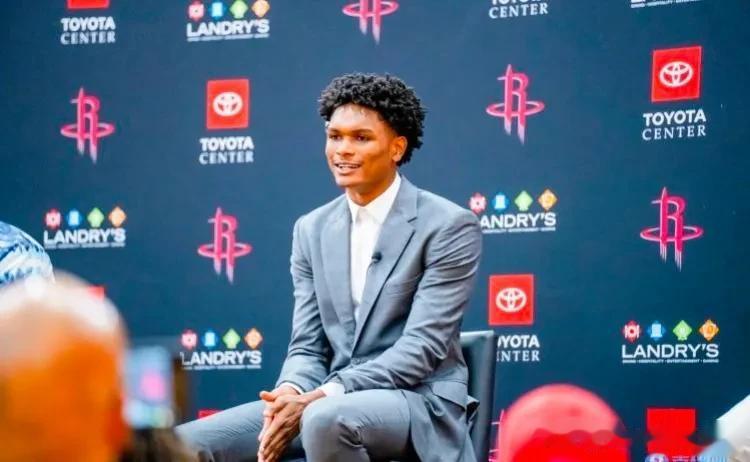 #nba3号球员# 
北京时间10月3日NBA火箭队新赛季媒体日上，一年级4号新