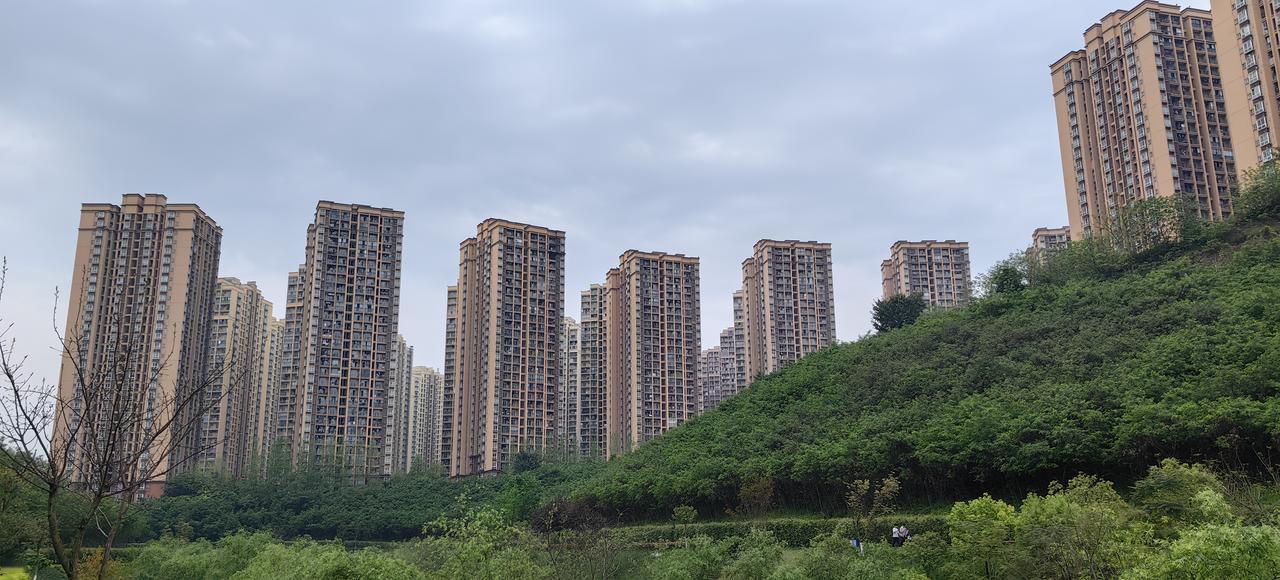 我渡区的伏牛溪公园，似乎有一种…被安置房和公租房“包围”的压迫感[捂脸][捂脸]