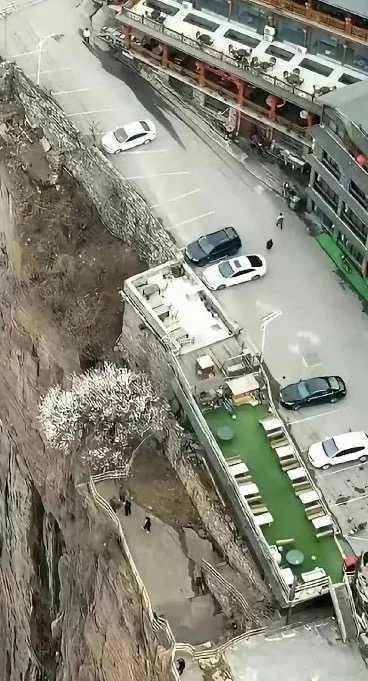 网友：都说“悬崖勒马”，那种危险此刻有了画面感。如果悬崖边建个房子，你敢住吗？ 