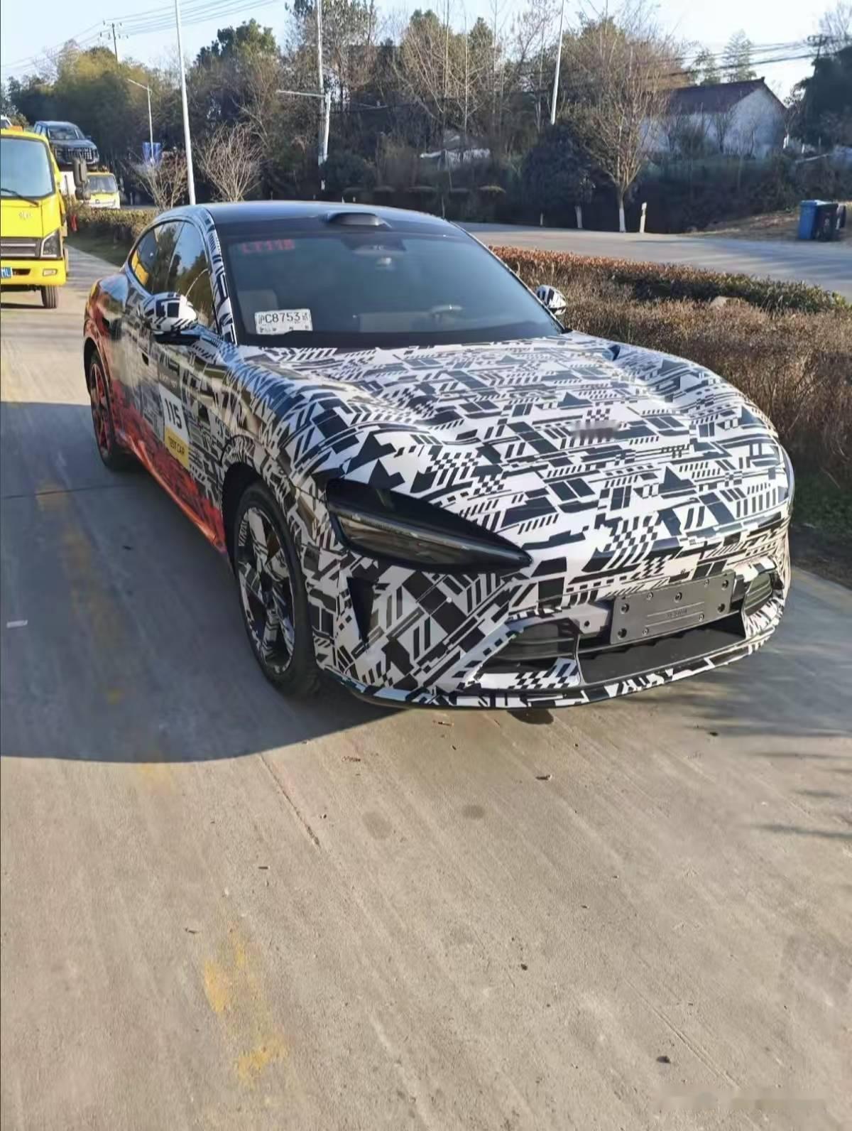 为什么路试车要用条纹伪装路试车的条纹伪装核心作用是破坏车身视觉轮廓，隐藏设计机密