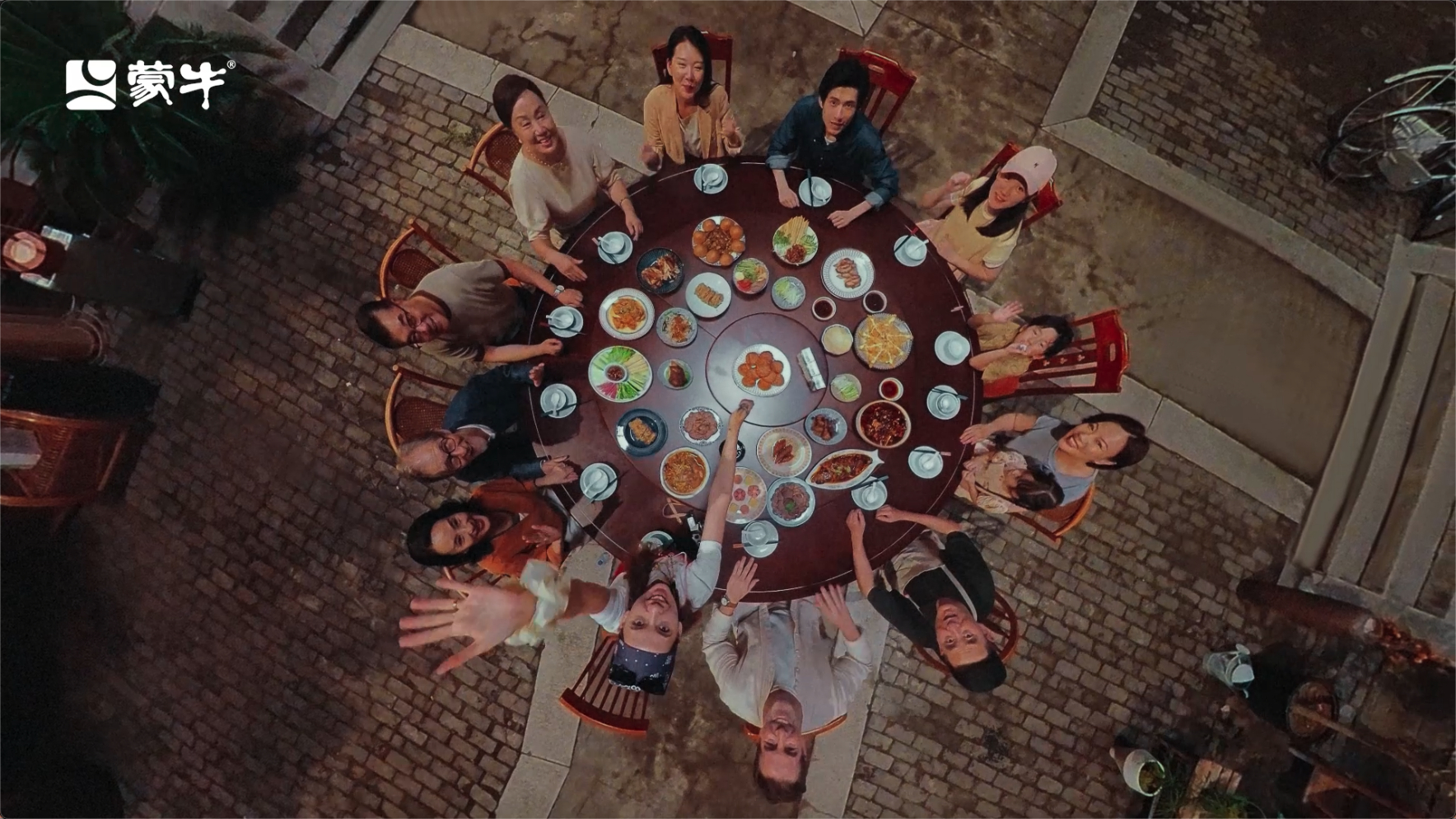 突然觉得中秋节应该是最诗情画意的传统节日！小的时候不喜欢中秋，因为每次过中秋的时