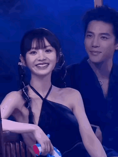 [尬笑]突然发现一个“规律”，[送心]田曦薇一般衣着比较“暴露”的场合（商务代言