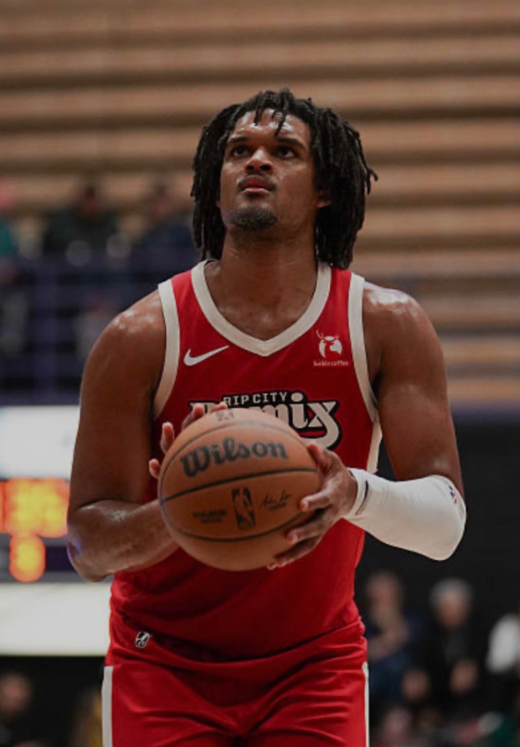 我说最近狄龙琼斯怎么不在混音队，原来高升了，和尼克斯签了双向。恭喜纽约喜提NBA