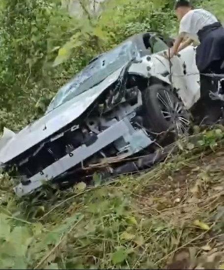 泸州山区这条路出事真的惊险，领克10 EM-P直接冲出路外掉下百米山崖。好在司机