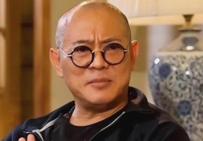 2010年，李连杰耗费了2000万人民币在西藏大昭寺求得了一颗九眼天珠，被称为天