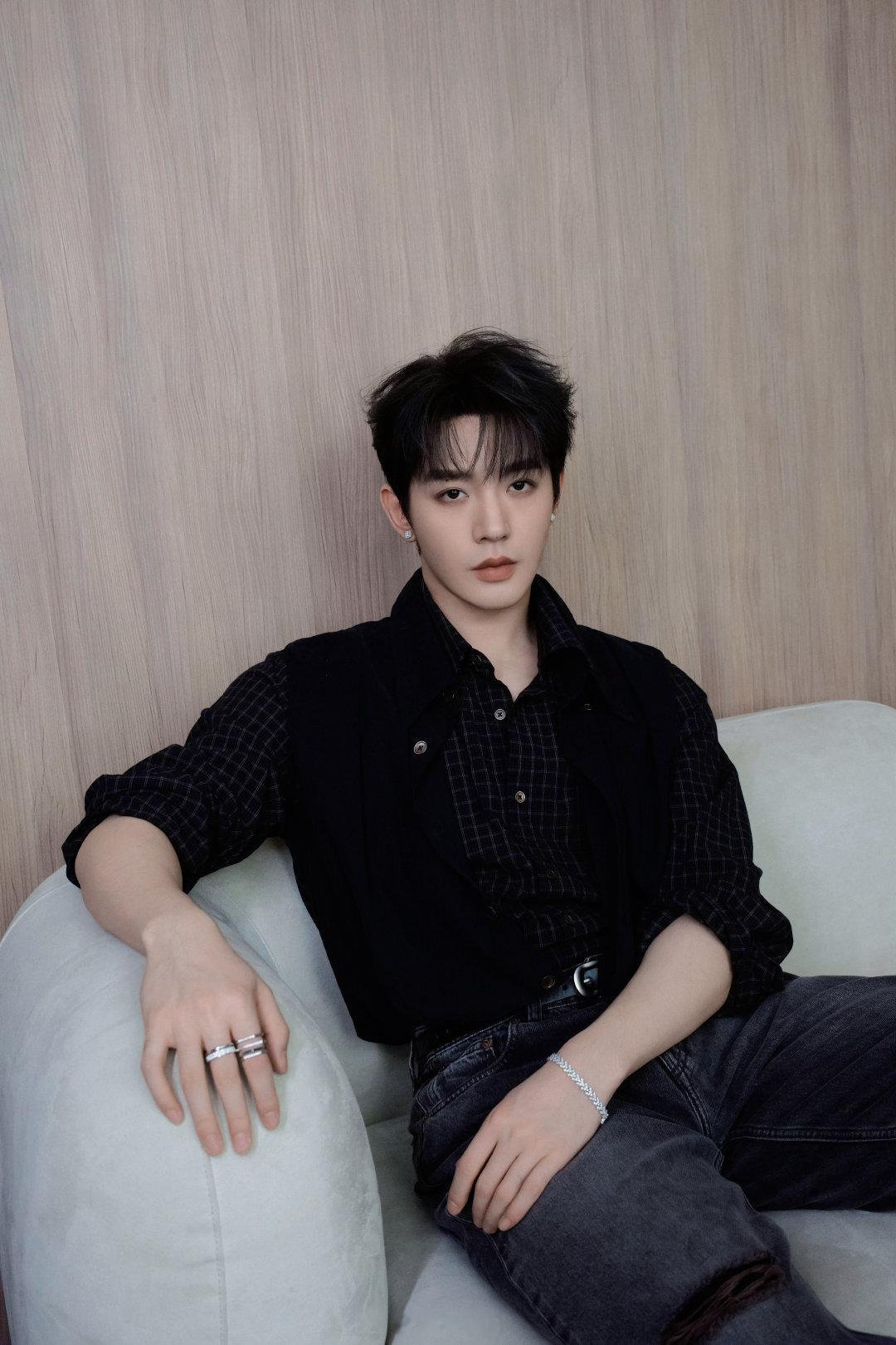 邓为和天然钻石好搭谁懂啊！邓为和天然钻石真的是天选搭配，一出场就是贵气本人，清冷