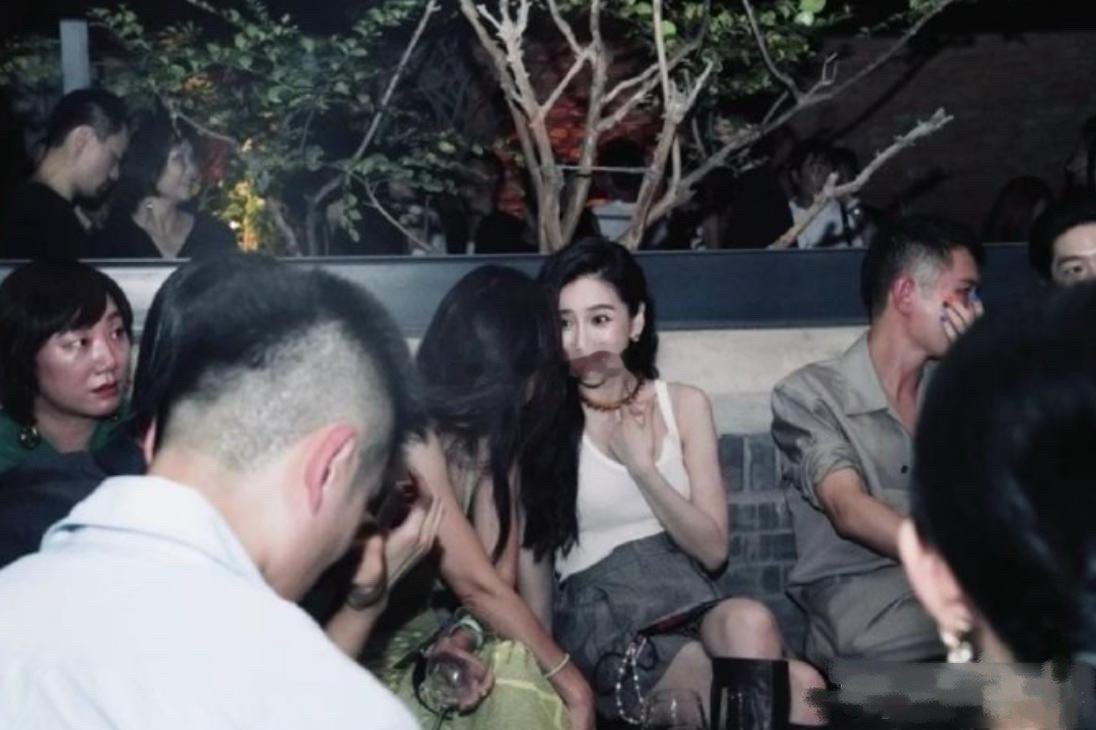 Angelababy 真的好白，晚上也能看出她闪闪发光，人群里一眼就能看到的大明