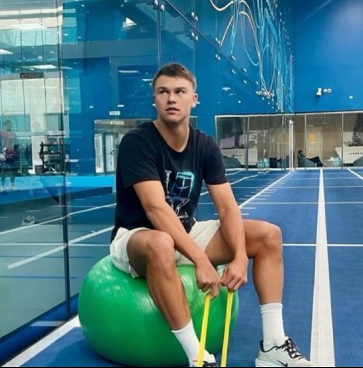 18名中国公民顺利撤离伊朗除了梅总，霍尔格·鲁内目前在多哈的处境令人担忧😓他的