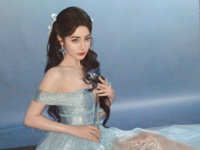 是的没错，人早晚会被这个迪丽热巴美晕的 