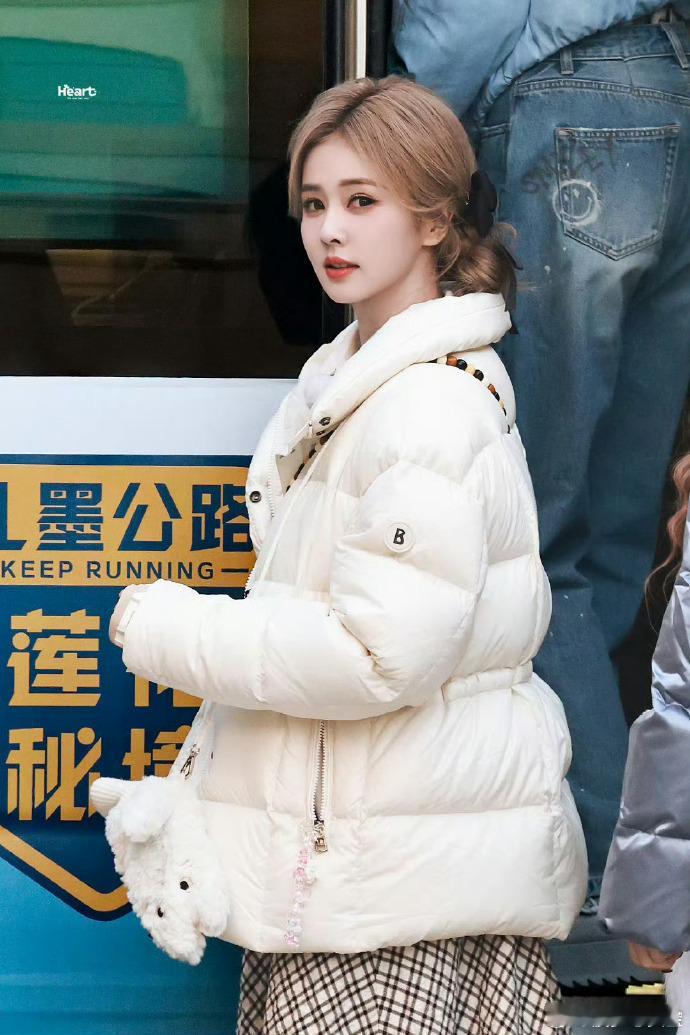 白鹿为张若昀新剧人之初打call 警察荣誉售后天花板！白鹿在线支持张若昀新剧，两