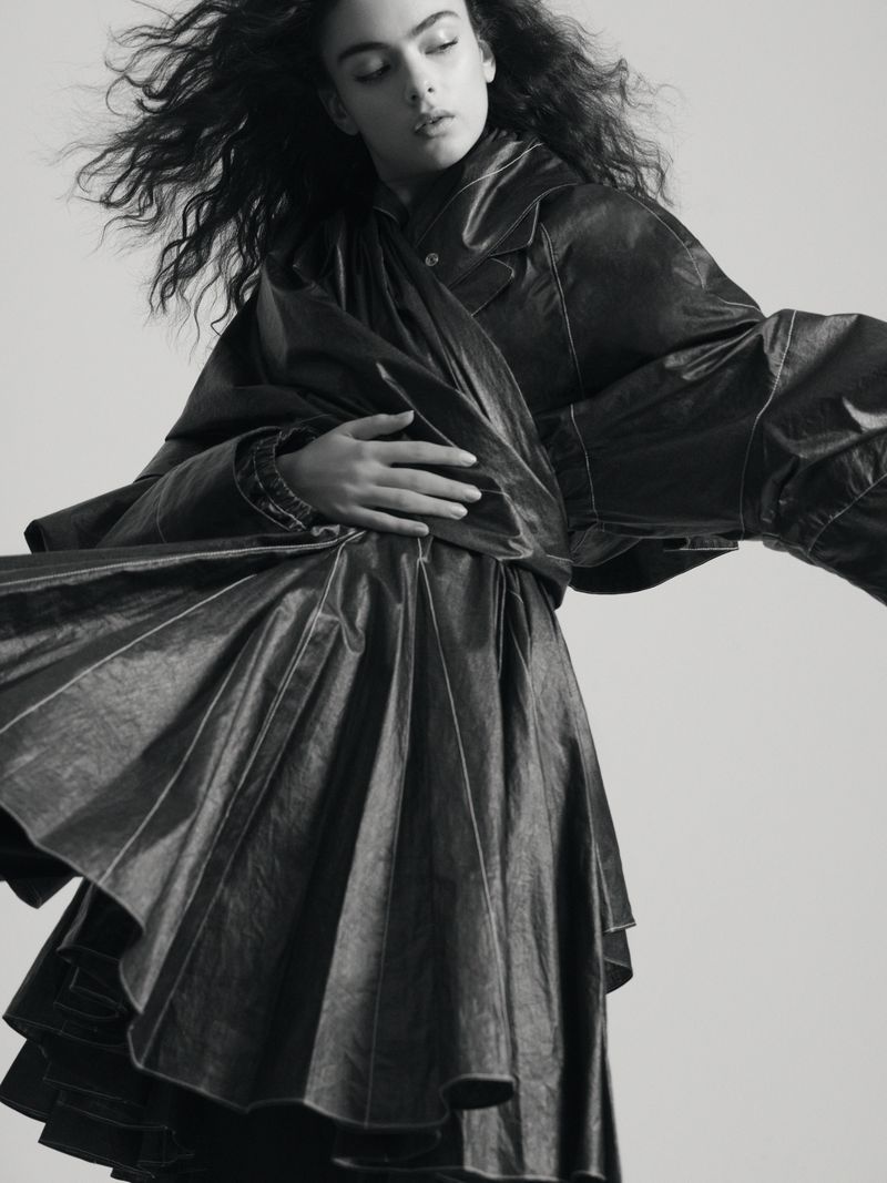 模特Deva Cassel登上《FAZ Magazine》2026年4月刊封面，