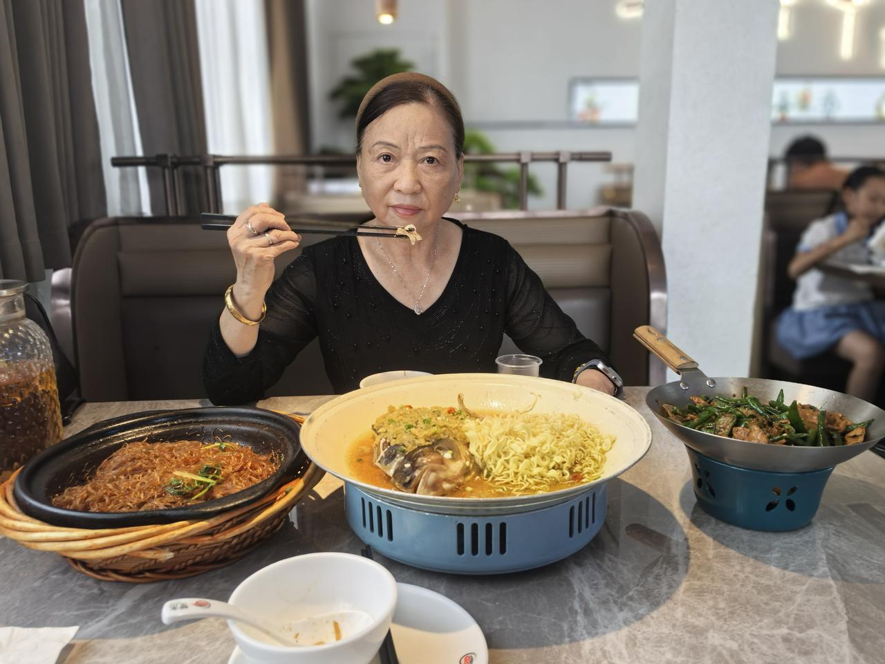 《西江月·守心戒欲》

尘世浮华迷眼，
人心贪念生澜。
莫因得失扰清欢，
守好胸