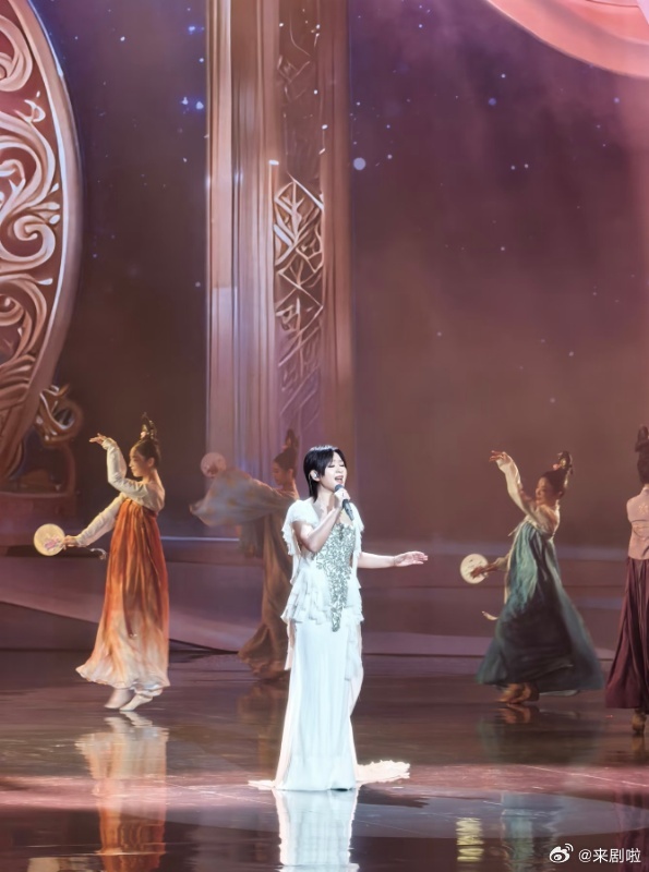 周笔畅现身金树林绽放之夜 前有牡丹傲骨《流芳》，后有勇闯《三体2》！周笔畅现场幽