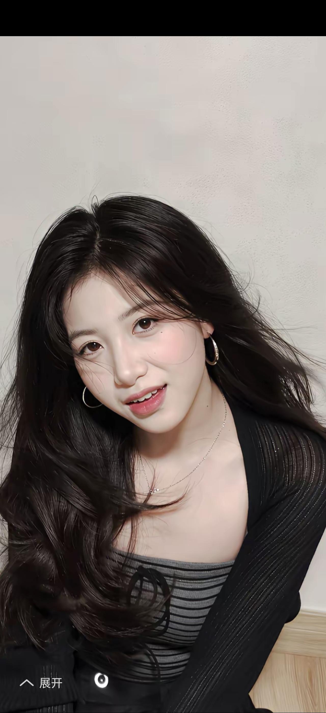 温柔甜美的少女，微笑如春风般温暖。