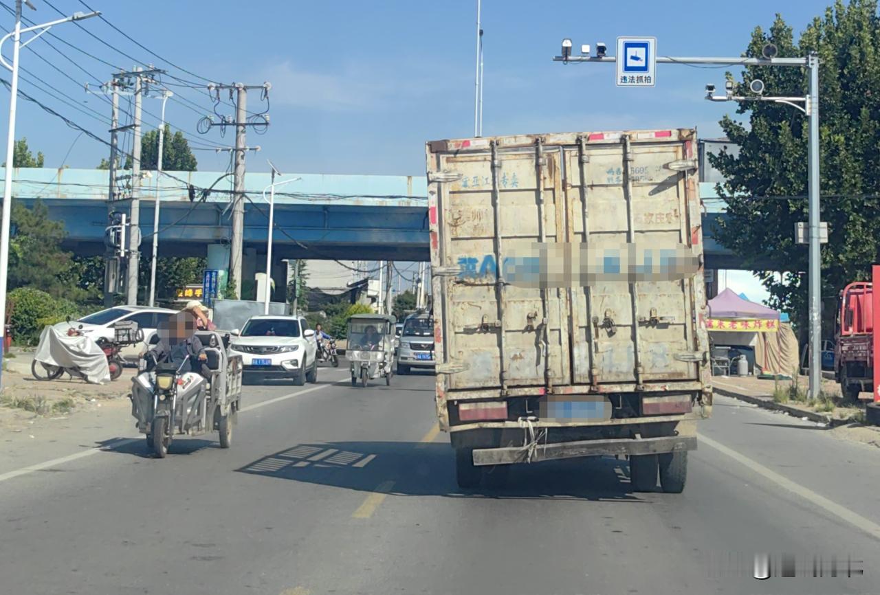 车辆倾斜，在道路行驶过程当中，存在侧翻的潜在风险，也会威胁周边车辆、行人的通行安