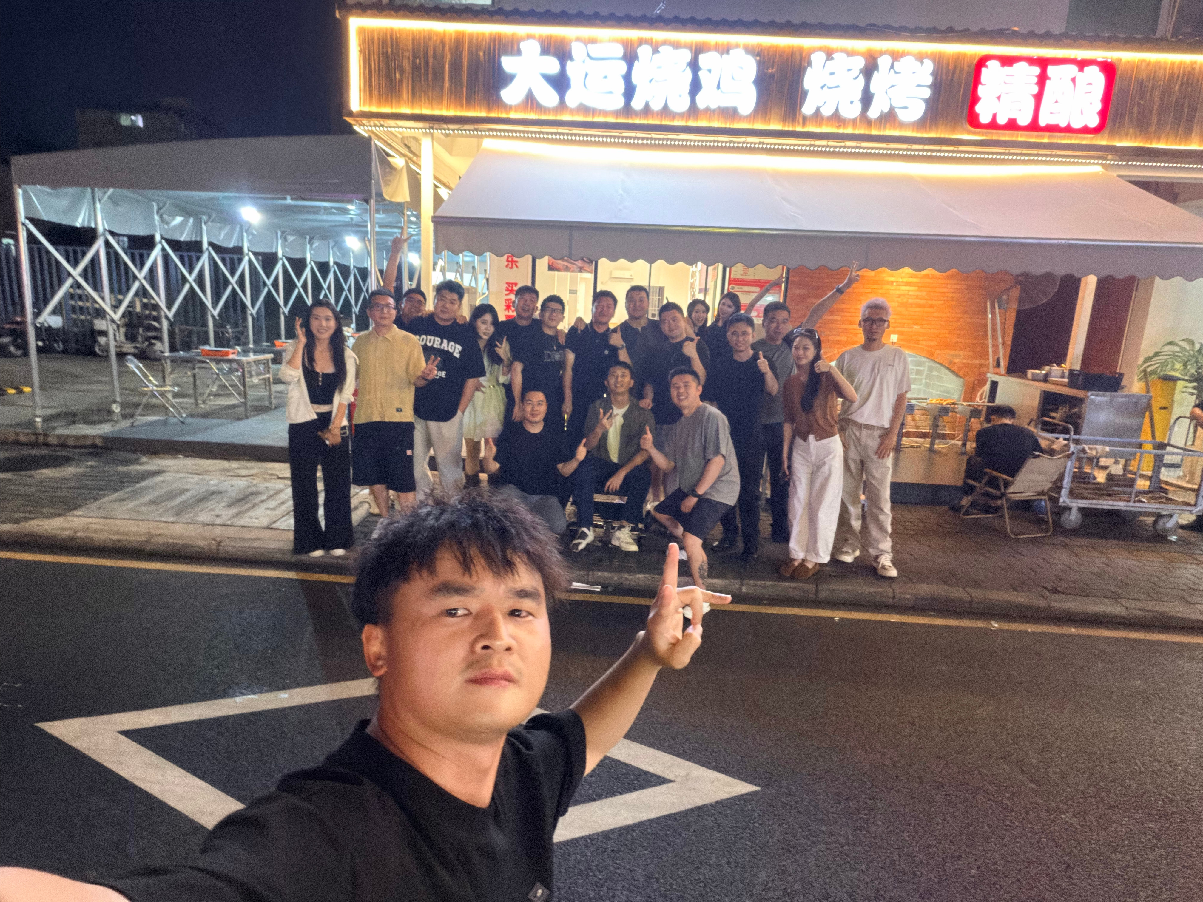 他们说这个合影，像汽车圈来集体慰问老人，我觉得不像，大家说呢