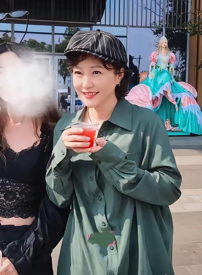 郝蕾亮相乌镇戏剧节，久违露面的她这次真是让人眼前一亮，咋还变得越来越年轻了！
镜