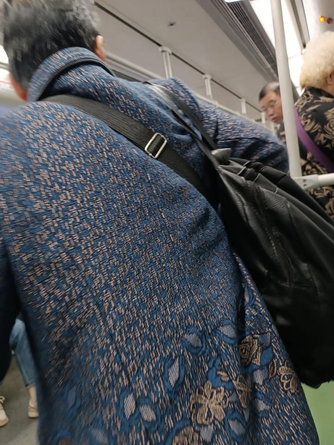 奇奇怪怪语言，真的听不懂？今天早晨，上地铁碰到，一群老太太，稀奇古怪的说地方方言