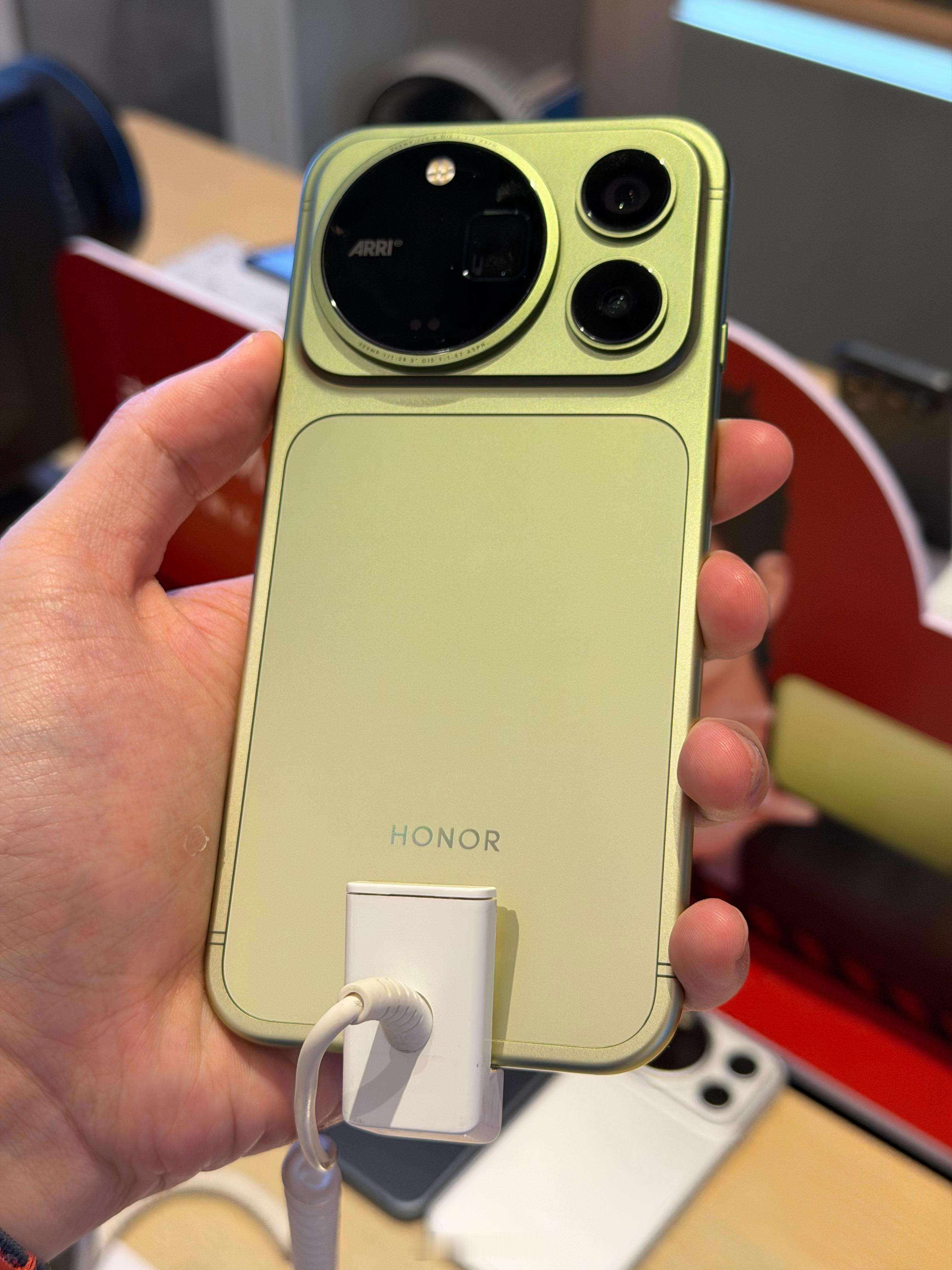 看到了荣耀Magic9真机，第一眼，除了摄像头模组，这不就是iPhone18Pr
